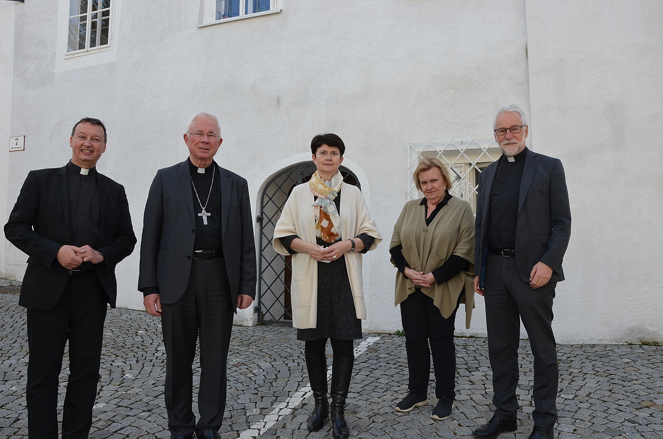 v.l.: Peter Schipka, Erzbischof Franz Lackner, Elisabeth Rathgeb, Regina Polak, Bischof Josef Marketz