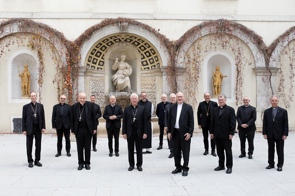 Wintervollversammlung der Österreichischen Bischofskonferenz im Wiener Erzbischöflichen Palais. vLnR: Weihbischof Stephan Turnovszky, Diözesanbischof Wilhelm Krautwaschl, Kardinal Christoph Schönborn, Generalsekretär Peter Schipka, Diözesanbischof Be