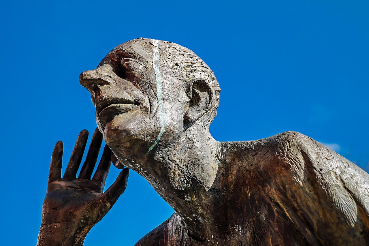 Figur, die horcht