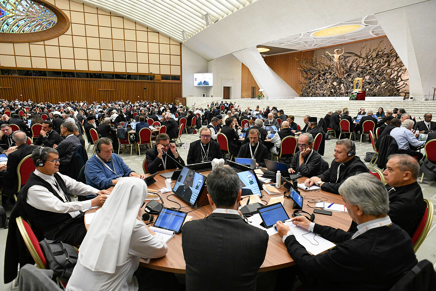 Teilnehmer an Tischen bei den Beratungen während der Weltsynode am 25. Oktober 2023 im Vatikan.